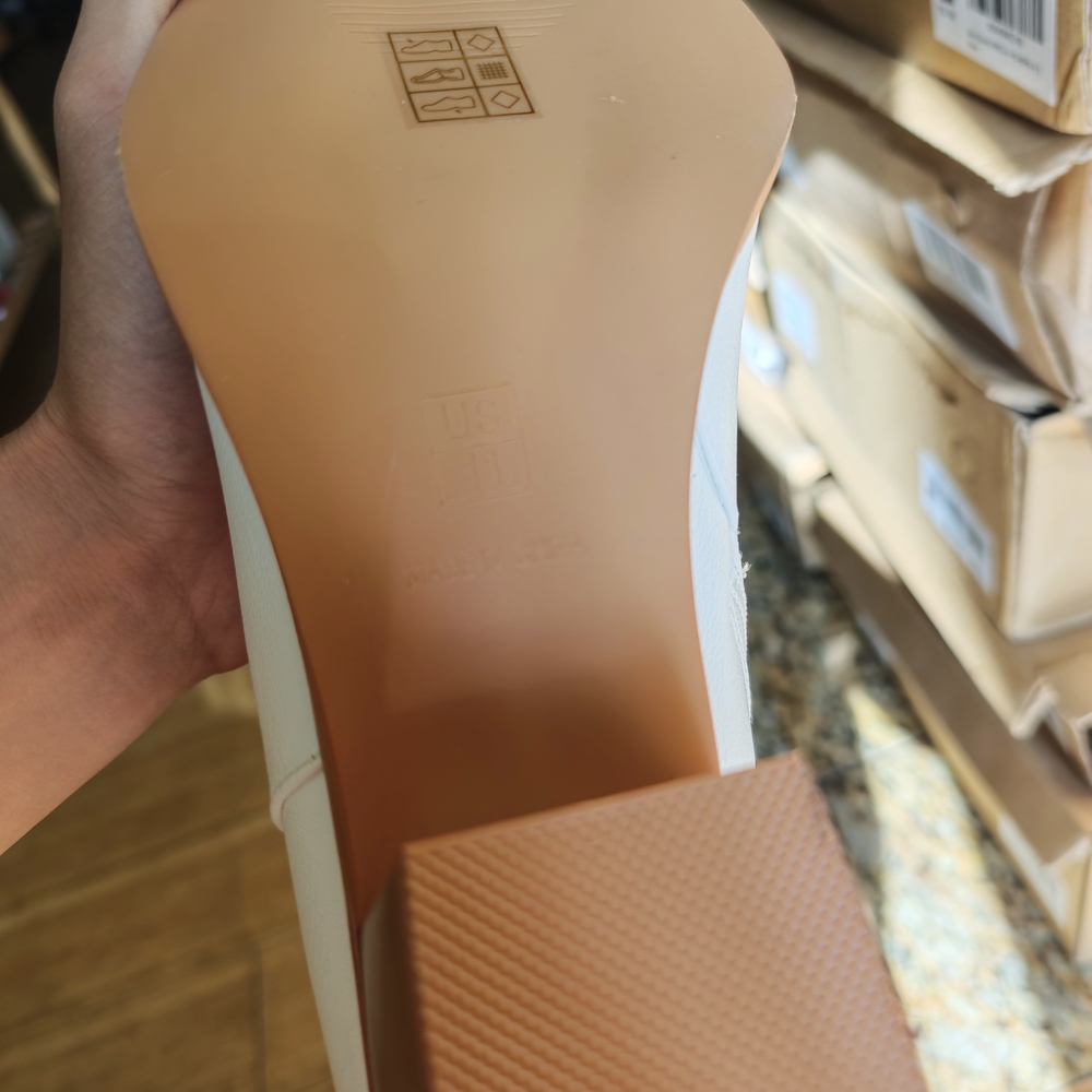 Women's White Heeled Western Boots - Picture 4 of 4